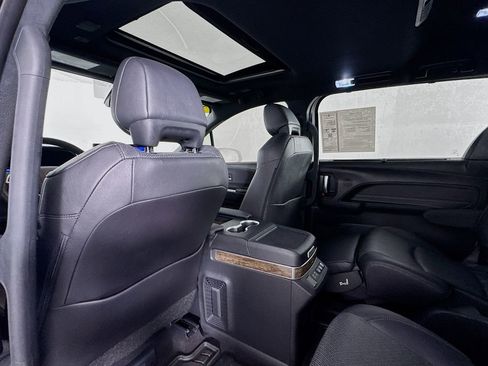 Used 2025 Toyota Sienna Platinum image 18