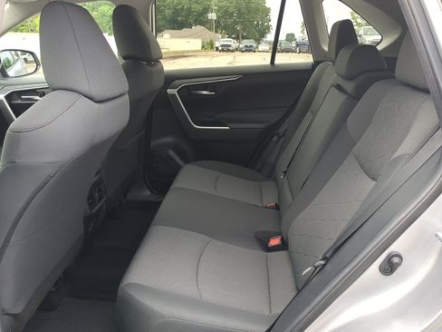 Used 2021 Toyota RAV4 XLE w/ Convenience Package FWD image 12