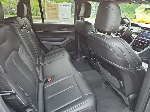 Used 2025 Jeep Grand Cherokee Limited AWD/4WD image 15