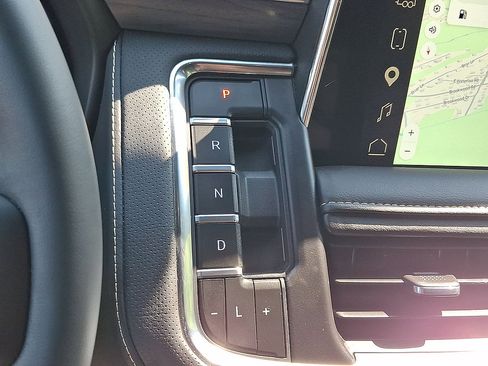 Used 2023 GMC Yukon SLT w/ SLT Luxury Package AWD/4WD image 12