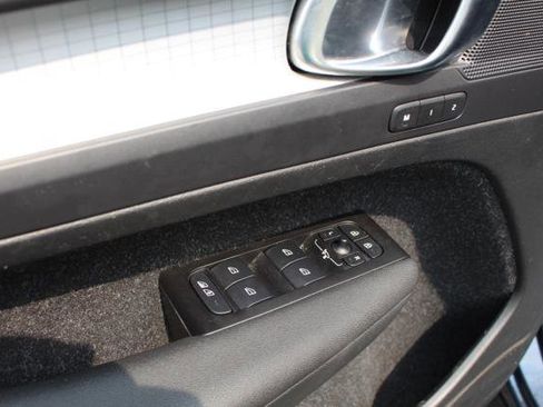 Used 2021 Volvo XC40 T4 Momentum image 16