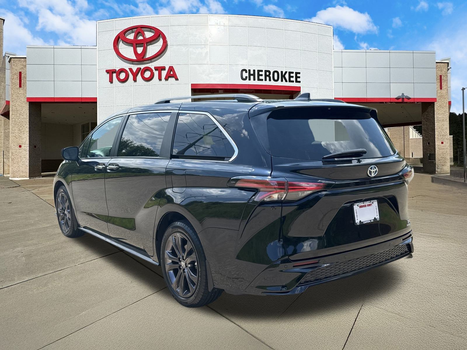 Used 2024 Toyota Sienna XSE w/ XSE Plus Package FWD image 3