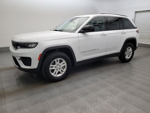 Used 2024 Jeep Grand Cherokee Laredo RWD image 2