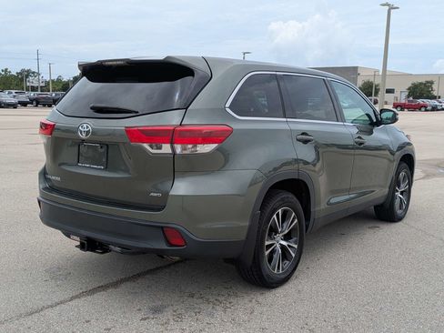 Used 2019 Toyota Highlander LE AWD/4WD image 5