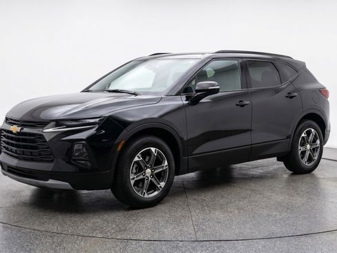 Used 2025 Chevrolet Blazer LT FWD image 3