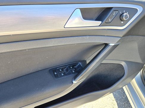Used 2016 Volkswagen Golf S image 14