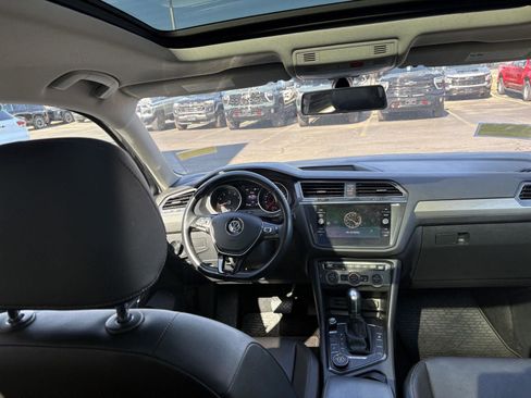 Used 2018 Volkswagen Tiguan SE w/ Panoramic Sunroof Package AWD/4WD image 9