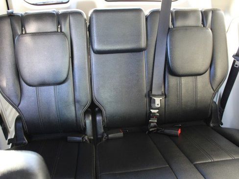 Used 2016 Chrysler Town & Country Touring w/ Driver Convenience Group image 13