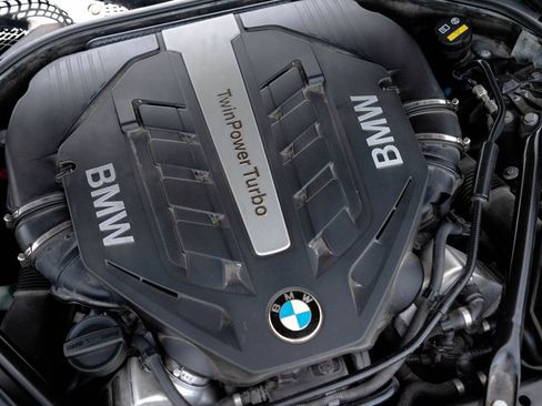 Used 2015 BMW 550i xDrive Sedan AWD/4WD image 38