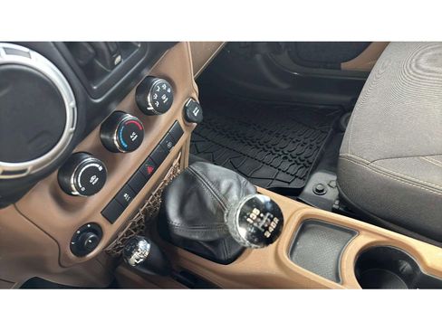 Used 2015 Jeep Wrangler Unlimited Rubicon w/ Connectivity Group image 17