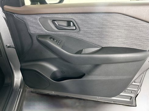 Used 2023 Nissan Rogue S image 31