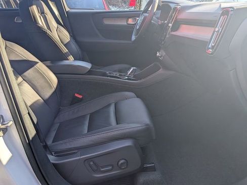 Certified 2023 Volvo XC40 B5 Plus image 28