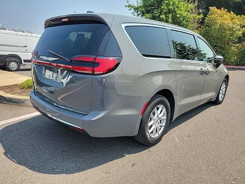 Used 2023 Chrysler Pacifica Touring-L FWD image 5
