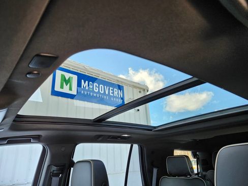 Used 2021 Chevrolet Tahoe Premier w/ Premium Package image 19