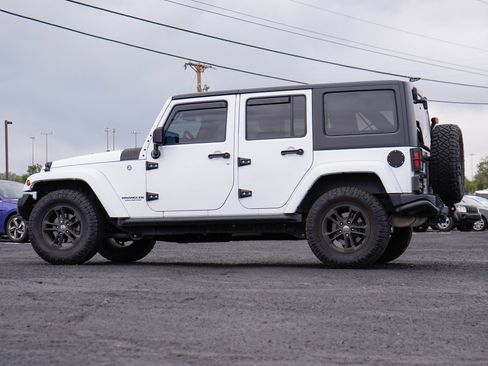 Used 2017 Jeep Wrangler Unlimited Sahara AWD/4WD image 4