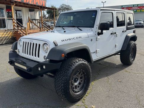 Used 2018 Jeep Wrangler Unlimited Rubicon w/ Connectivity Group image 3