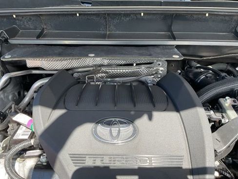 Used 2024 Toyota Highlander LE image 11