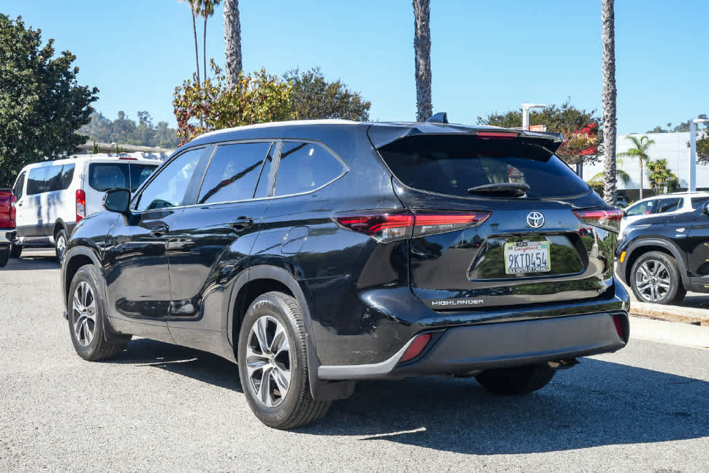Used 2024 Toyota Highlander XLE FWD image 7
