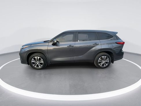 Used 2023 Toyota Highlander XLE image 5