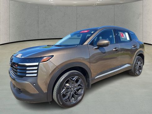 Used 2025 Nissan Kicks SR image 1