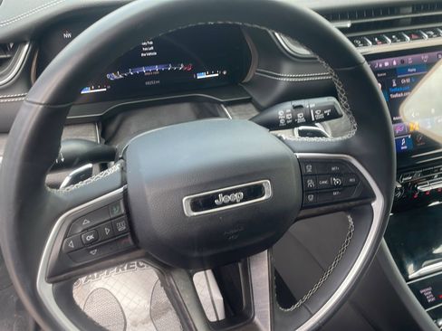 Used 2023 Jeep Grand Cherokee Limited w/ Black Appearance Package AWD/4WD image 18