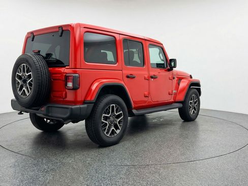 Used 2025 Jeep Wrangler Sahara image 9