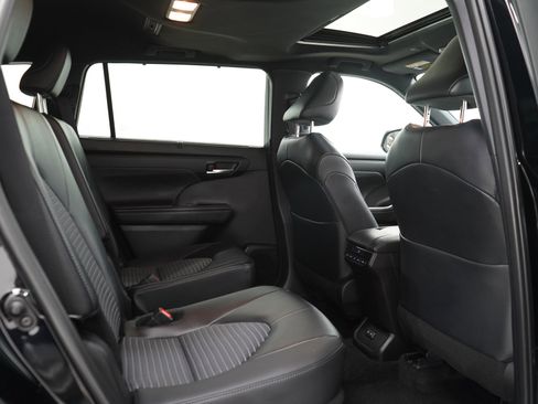 Used 2025 Toyota Highlander XSE AWD/4WD image 14