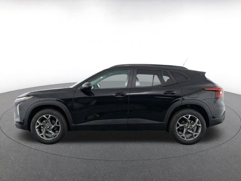 Used 2025 Chevrolet Trax LT FWD image 4