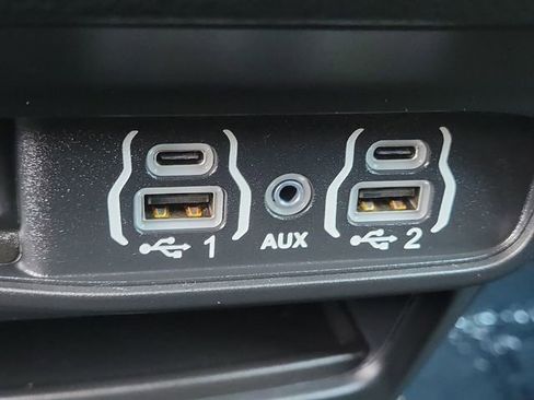 Used 2025 Chrysler Pacifica Select FWD image 16