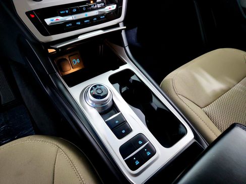 Used 2022 Ford Explorer XLT image 13