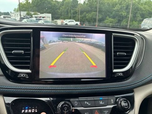Used 2021 Chrysler Pacifica Touring-L FWD image 6