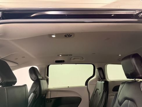 Used 2024 Chrysler Pacifica Touring-L image 51