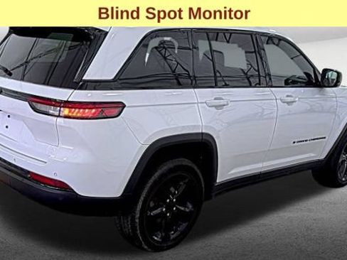 Used 2023 Jeep Grand Cherokee Altitude AWD/4WD image 5