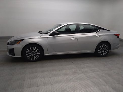 Used 2024 Nissan Altima 2.5 SV FWD image 2
