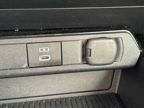 Used 2025 Toyota Prius XLE FWD image 27