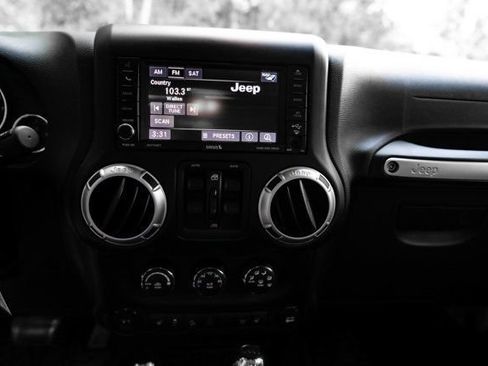 Used 2016 Jeep Wrangler Unlimited Rubicon w/ Connectivity Group AWD/4WD image 38
