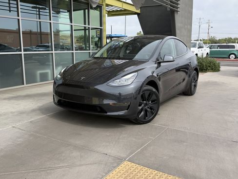 Used 2025 Tesla Model Y Long Range RWD image 2