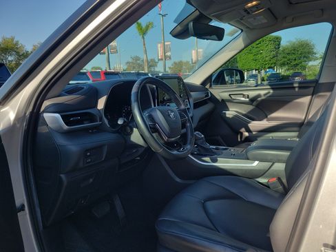Used 2020 Toyota Highlander XLE image 19