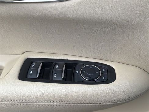 Used 2017 Cadillac XT5 FWD image 15