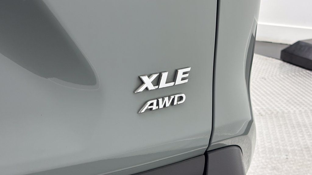 Used 2021 Toyota RAV4 XLE Premium AWD/4WD image 9