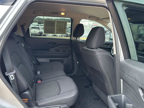 Used 2025 Nissan Pathfinder SV image 11