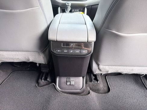 Used 2023 Toyota Highlander XLE AWD/4WD image 23