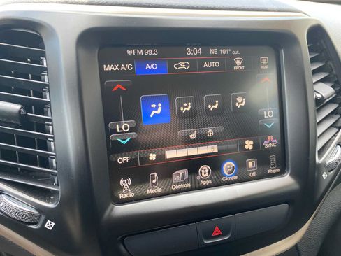 Used 2016 Jeep Cherokee Latitude w/ Comfort/Convenience Group AWD/4WD image 18