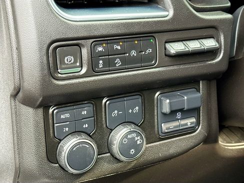 Used 2021 Chevrolet Suburban Premier w/ Premium Package image 21