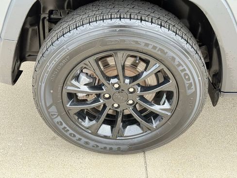 Used 2023 Jeep Cherokee Altitude Lux AWD/4WD image 10
