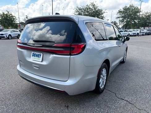 Used 2023 Chrysler Pacifica Touring-L FWD image 5