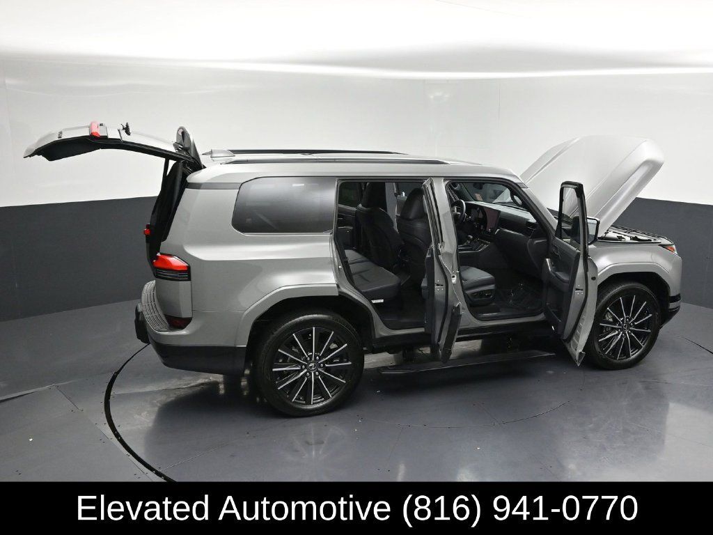Used 2025 Lexus GX 550 w/ Accessory Package (2T) AWD/4WD image 38