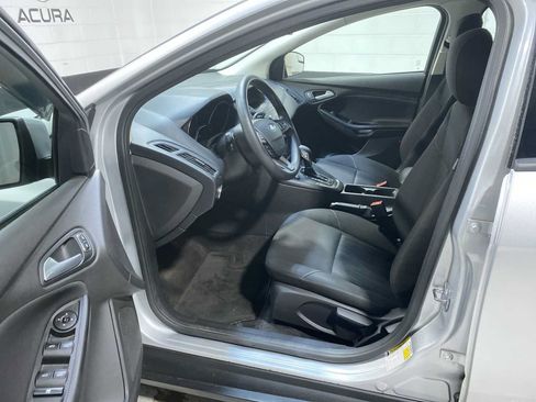 Used 2018 Ford Focus SE FWD image 2