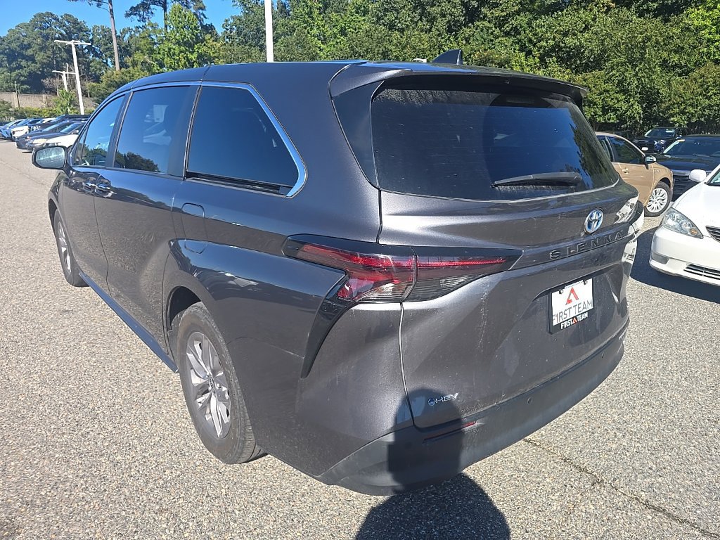 Used 2025 Toyota Sienna XLE FWD image 7