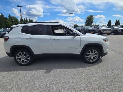 Used 2022 Jeep Compass Latitude w/ Sun and Sound Group AWD/4WD image 4